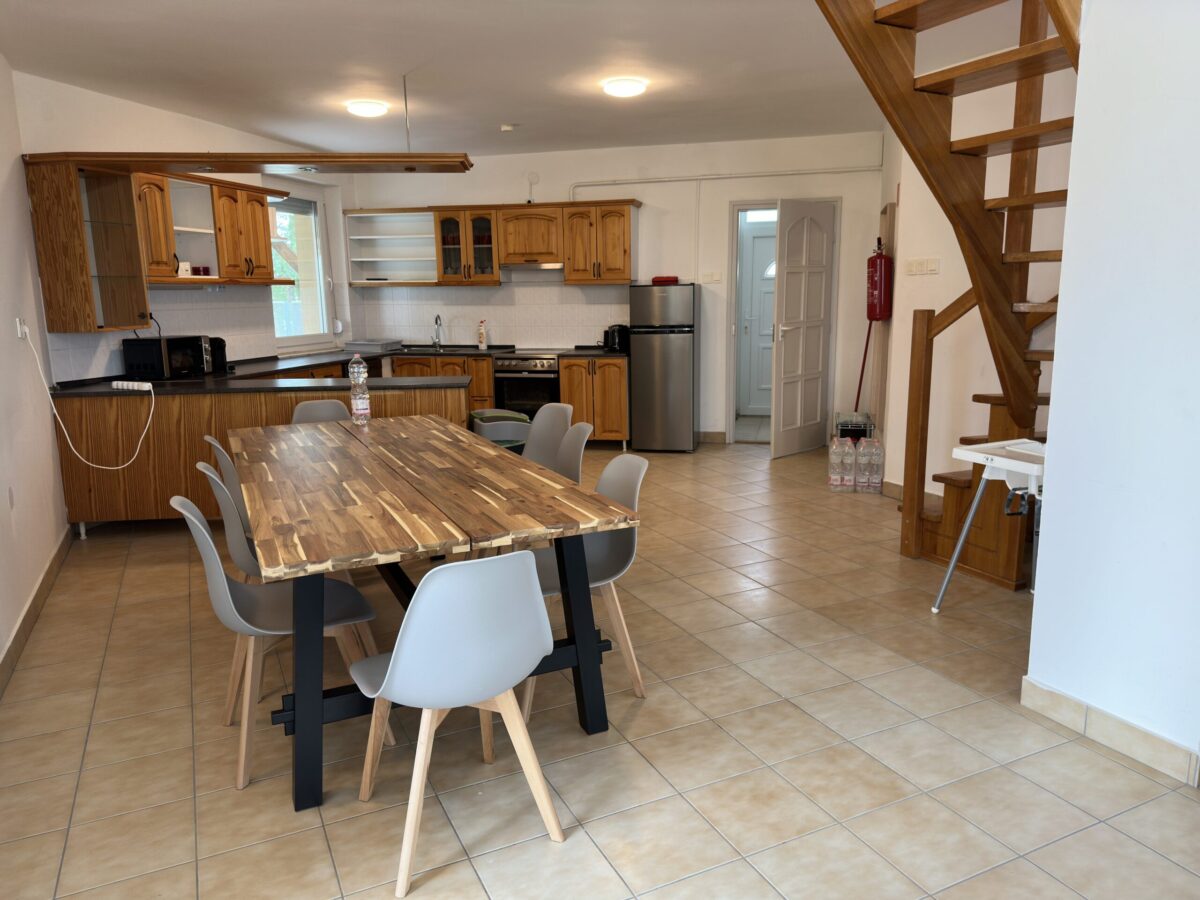 Csoportos szállás, Szálláshely nagy csoportoknak, Baráti társaság szállása, Nagy kapacitású szállás, Családi szállás nagy létszámú csoportoknak, Privát szállás nagy létszám esetén, Közösségi szálláshely, Többfős szállás, Szállás céges csoportoknak, 27 fő, 9 hálószoba