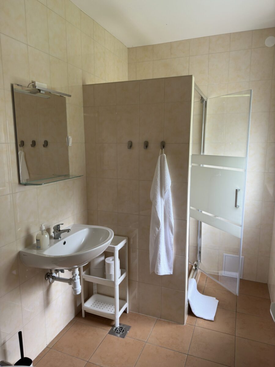 Csoportos szállás, Szálláshely nagy csoportoknak, Baráti társaság szállása, Nagy kapacitású szállás, Családi szállás nagy létszámú csoportoknak, Privát szállás nagy létszám esetén, Közösségi szálláshely, Többfős szállás, Szállás céges csoportoknak, 27 fő, 9 hálószoba