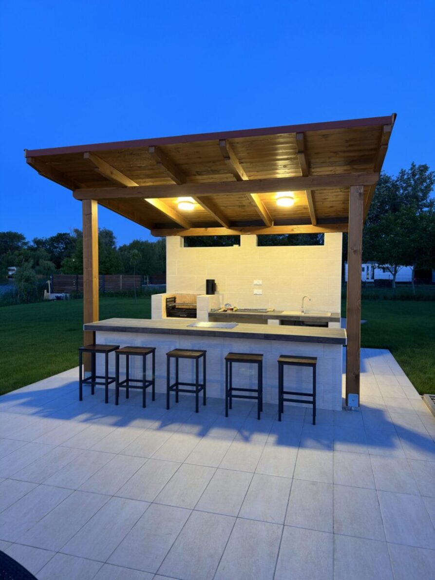 Csoportos szállás, Szálláshely nagy csoportoknak, Baráti társaság szállása, Nagy kapacitású szállás, Családi szállás nagy létszámú csoportoknak, Privát szállás nagy létszám esetén, Közösségi szálláshely, Többfős szállás, Szállás céges csoportoknak, 27 fő, 9 hálószoba