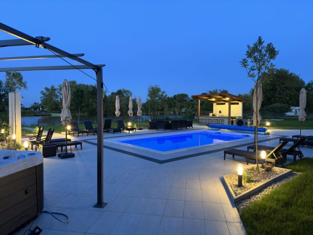 Csoportos szállás, Szálláshely nagy csoportoknak, Baráti társaság szállása, Nagy kapacitású szállás, Családi szállás nagy létszámú csoportoknak, Privát szállás nagy létszám esetén, Közösségi szálláshely, Többfős szállás, Szállás céges csoportoknak, 27 fő, 9 hálószoba