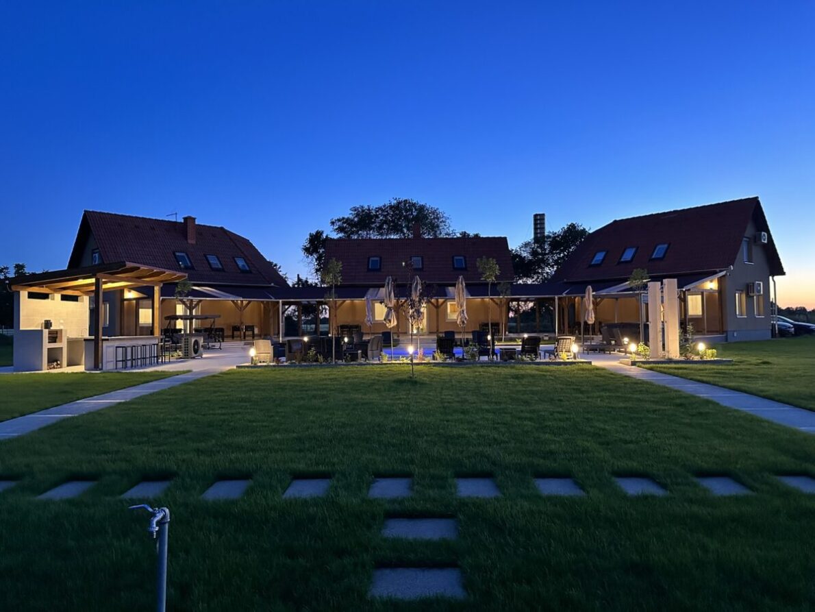 Csoportos szállás, Szálláshely nagy csoportoknak, Baráti társaság szállása, Nagy kapacitású szállás, Családi szállás nagy létszámú csoportoknak, Privát szállás nagy létszám esetén, Közösségi szálláshely, Többfős szállás, Szállás céges csoportoknak, 27 fő, 9 hálószoba