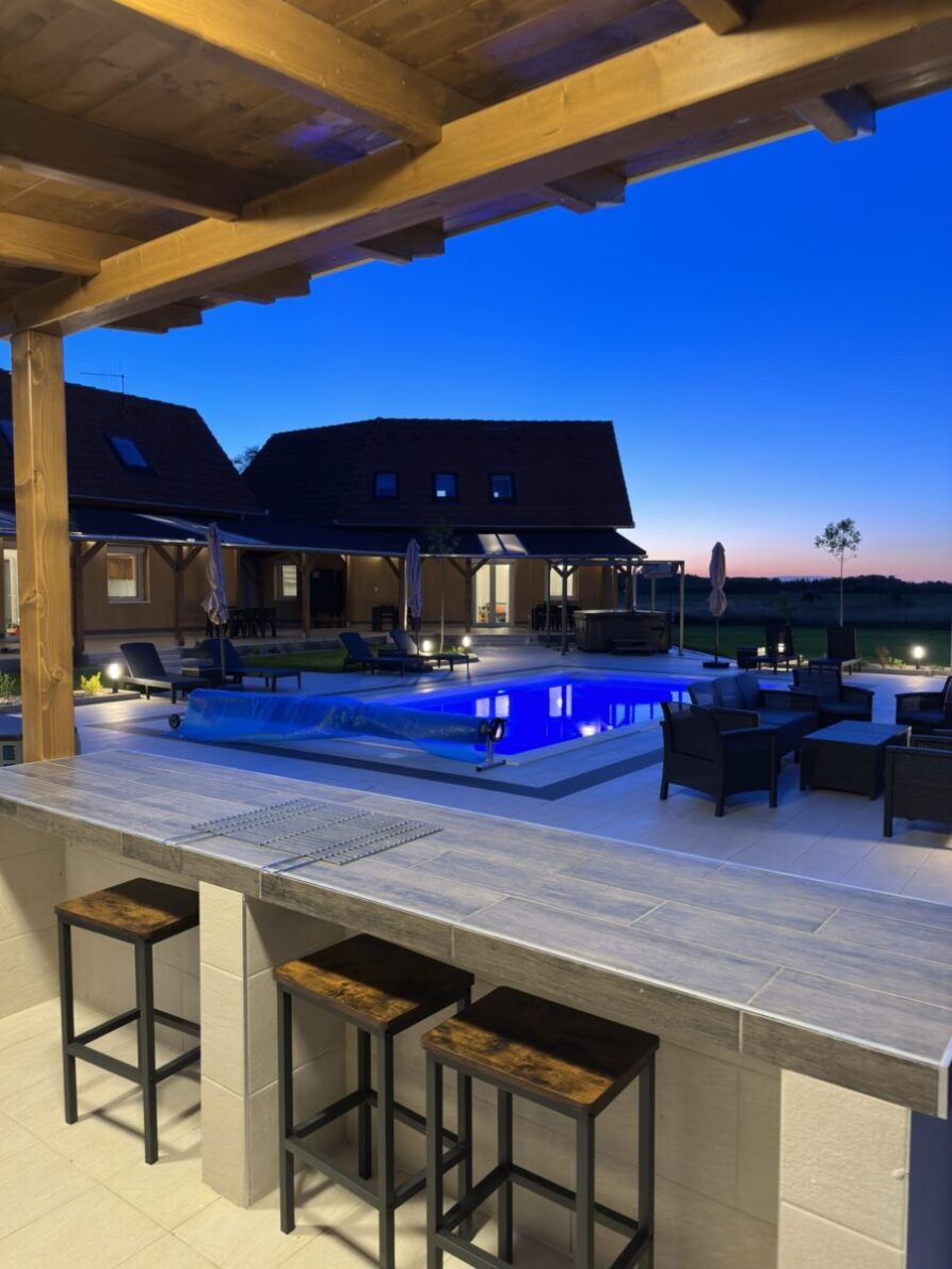 Csoportos szállás, Szálláshely nagy csoportoknak, Baráti társaság szállása, Nagy kapacitású szállás, Családi szállás nagy létszámú csoportoknak, Privát szállás nagy létszám esetén, Közösségi szálláshely, Többfős szállás, Szállás céges csoportoknak, 27 fő, 9 hálószoba