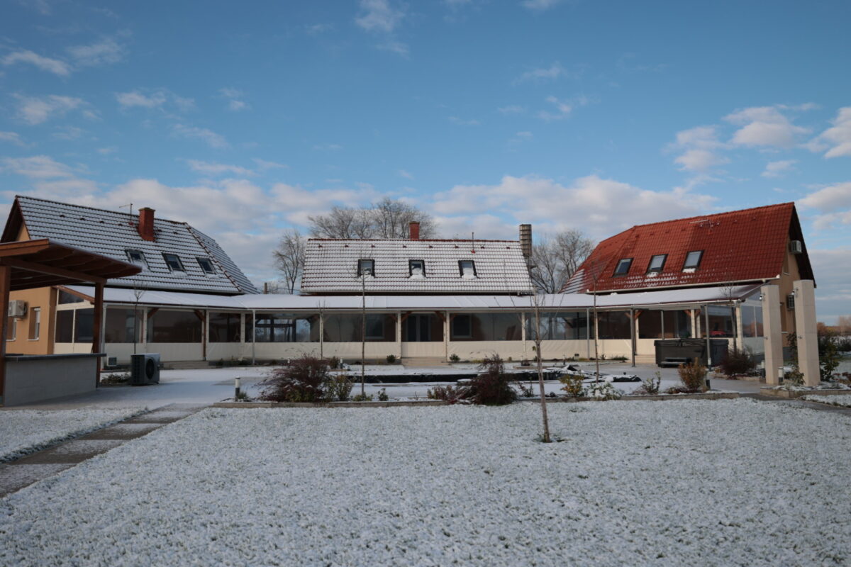 Csoportos szállás, Szálláshely nagy csoportoknak, Baráti társaság szállása, Nagy kapacitású szállás, Családi szállás nagy létszámú csoportoknak, Privát szállás nagy létszám esetén, Közösségi szálláshely, Többfős szállás, Szállás céges csoportoknak, 27 fő, 9 hálószoba