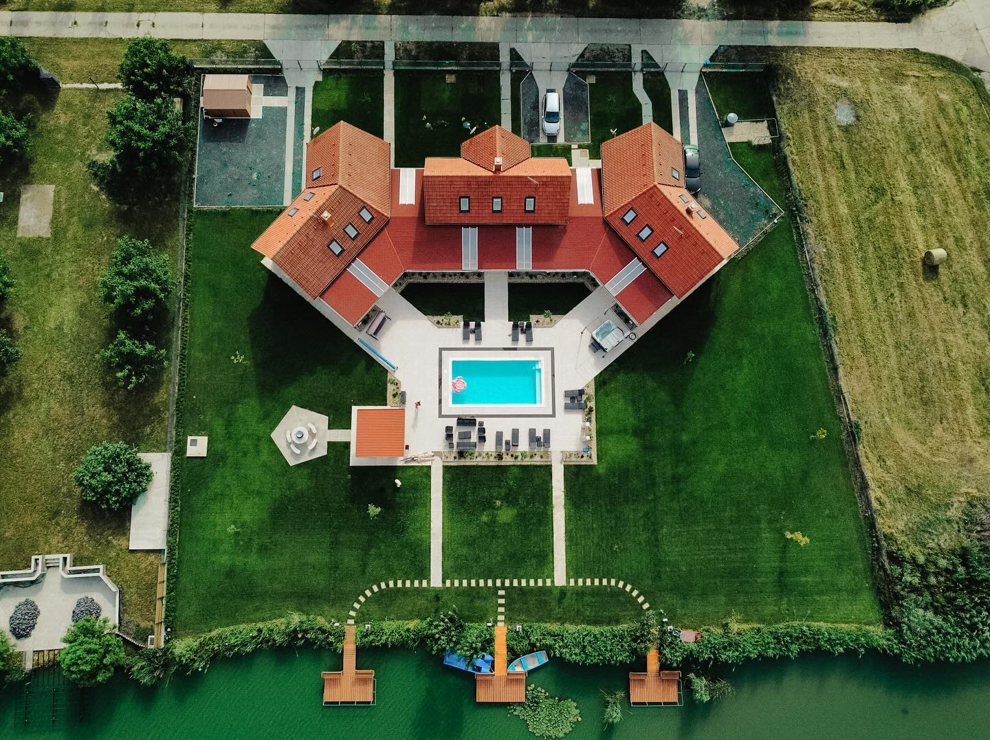 Csoportos szállás, Szálláshely nagy csoportoknak, Baráti társaság szállása, Nagy kapacitású szállás, Családi szállás nagy létszámú csoportoknak, Privát szállás nagy létszám esetén, Közösségi szálláshely, Többfős szállás, Szállás céges csoportoknak, 27 fő, 9 hálószoba,