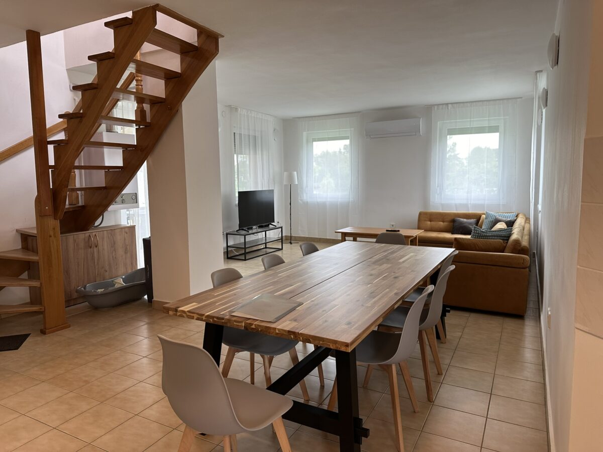 Csoportos szállás, Szálláshely nagy csoportoknak, Baráti társaság szállása, Nagy kapacitású szállás, Családi szállás nagy létszámú csoportoknak, Privát szállás nagy létszám esetén, Közösségi szálláshely, Többfős szállás, Szállás céges csoportoknak, 27 fő, 9 hálószoba