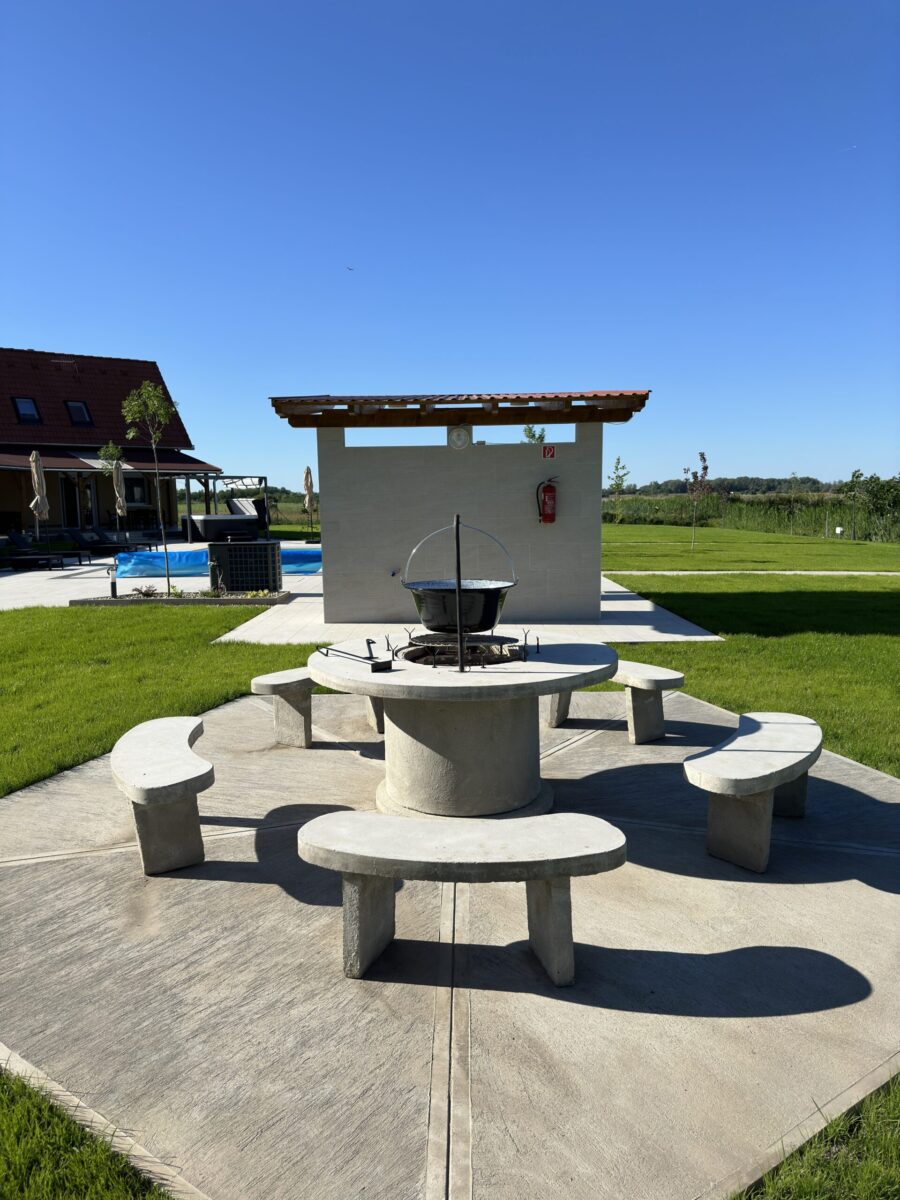 Csoportos szállás, Szálláshely nagy csoportoknak, Baráti társaság szállása, Nagy kapacitású szállás, Családi szállás nagy létszámú csoportoknak, Privát szállás nagy létszám esetén, Közösségi szálláshely, Többfős szállás, Szállás céges csoportoknak, 27 fő, 9 hálószoba