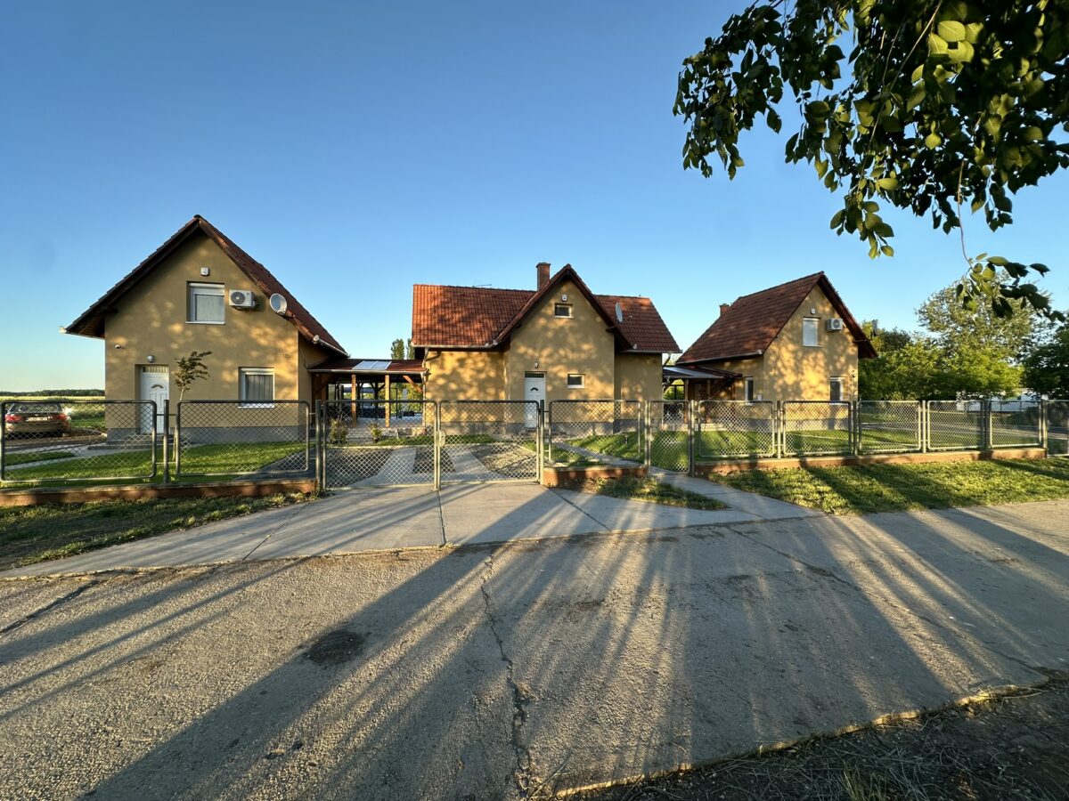 Csoportos szállás, Szálláshely nagy csoportoknak, Baráti társaság szállása, Nagy kapacitású szállás, Családi szállás nagy létszámú csoportoknak, Privát szállás nagy létszám esetén, Közösségi szálláshely, Többfős szállás, Szállás céges csoportoknak, 27 fő, 9 hálószoba,