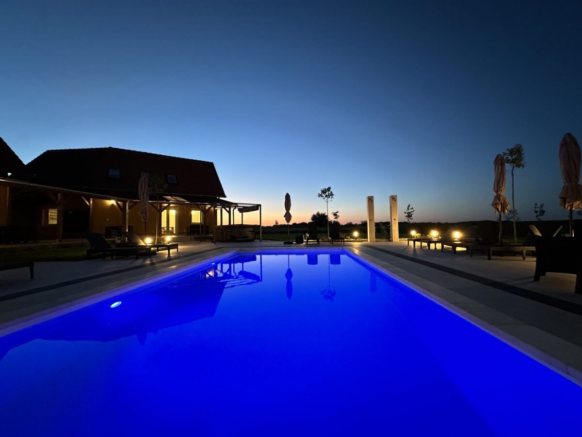 Csoportos szállás, Szálláshely nagy csoportoknak, Baráti társaság szállása, Nagy kapacitású szállás, Családi szállás nagy létszámú csoportoknak, Privát szállás nagy létszám esetén, Közösségi szálláshely, Többfős szállás, Szállás céges csoportoknak, 27 fő, 9 hálószoba