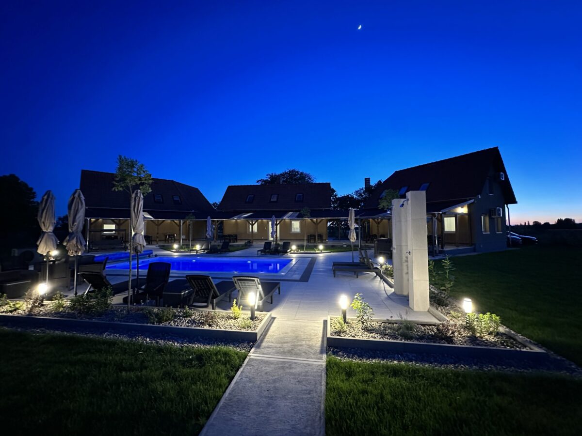 Csoportos szállás, Szálláshely nagy csoportoknak, Baráti társaság szállása, Nagy kapacitású szállás, Családi szállás nagy létszámú csoportoknak, Privát szállás nagy létszám esetén, Közösségi szálláshely, Többfős szállás, Szállás céges csoportoknak, 27 fő, 9 hálószoba